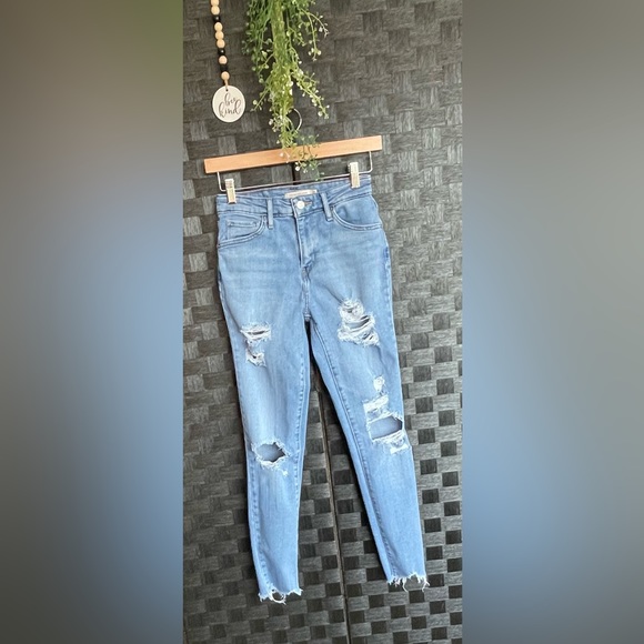 Woman’s Levi Strauss Jeans Size 25 (equivalent to size 0) - Picture 1 of 7